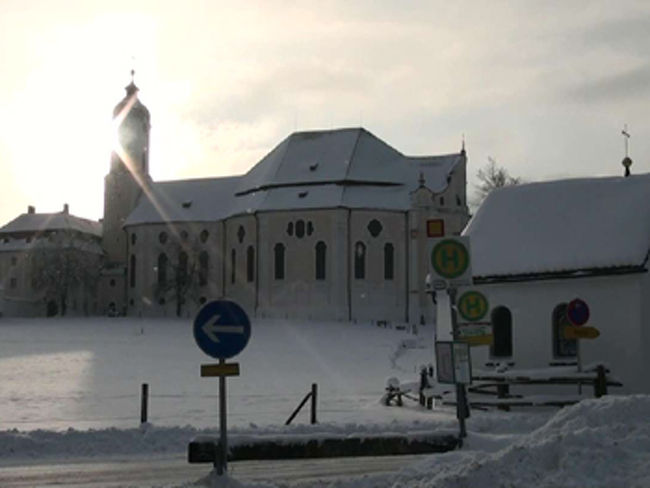 ヴュルツブルク、アルテマイン橋からマリエンベルク要塞<br /><br />７日目。今日はロマンチック街道の始発点、ヴュルツブルクに向かいます。ここは大きな町でトラムも走っています。アルテマイン橋からのマリエンベルク要塞の眺めは最高でした。レジデンツは中を見学することができます。１８世紀に当時の大司教専用の宮殿とあるだけに豪華なつくりでした。ここはフランケン地方の中心地。マイン川のほとりにはブドウ畑があちらこちらに見られます。そしてここはシーボルトの生まれた町。近くのブランデンシュタインには子孫が住んでいるそうです。