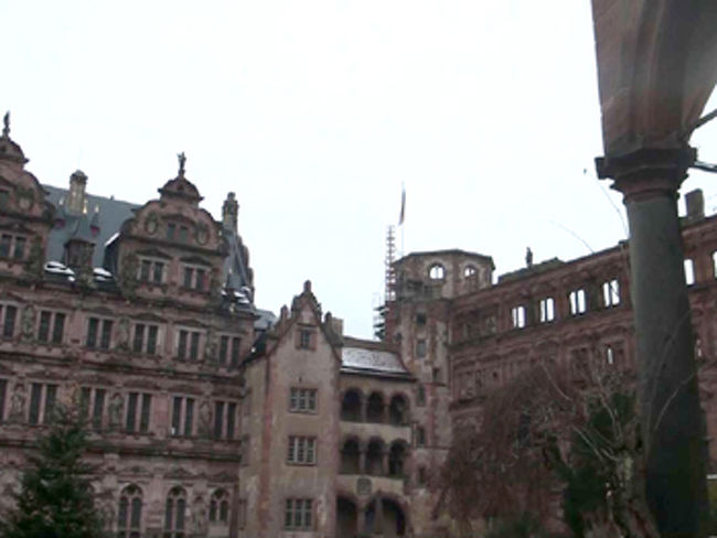 ハイデルブルク城<br /><br />ハイデルブルク城に向かいます。ここは１３世紀にブファルツ伯の居城として造られた後、各世代で増改築されたため様々な様式が混在しています。内部には大きなワイン樽があり、テラスからは旧市街が見渡せます。お城の見学後。カール・テオドール橋をわたり旧市街へ。ここでもクリスマスマーケットを見学することができました。