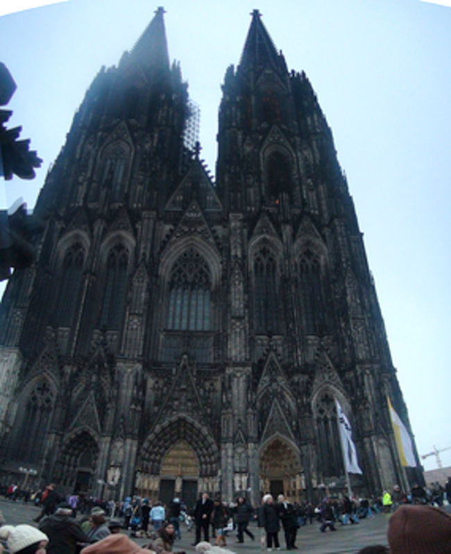 ケルン大聖堂<br /><br />ケルン大聖堂。ゴシック建築。この大聖堂はイタリアのミラノから黄金の棺に納められた聖遺物を手に入れたことから、１３世紀〜１９世紀にかけて建築されました。とにかくデカイ。高さ157ｍ。奥行きも147ｍあり、サッカーができます、だって。完成は１８８０年。６３２年もの年月がかかっています。塔の上にも登れるろそうですが、ガイドさん、登らせたくないのか、「とにかく歩いて登らないといけないので大変です。誰も行きませんよね？」と念を押す。（笑い）中は撮影もＯＫです。でも、暗くてあまりきれいには撮影できませんでした。そしてケルンはオーデコロン発祥の地。大聖堂の前に4711と文字がかかれたお店があります。ここでも時間が取れたのクリスマスマーケットの見学。大きな町だけにマーケットの規模も大きいです。グリューワインのカップが欲しかったのですがもう３個集めているしこれ以上買うとかなり重くなるのであきらめることにしました。近くのトイレおばさんはガーナからの難民だそうです。とても陽気なおばさんで、日本語で「こんにちは」を連発しています。日本語が話せるのか？と聞いたところ、こんにちは、ありがとうございます、50セントです、の３つだけだそうです。とても気さくなおばさんでした。