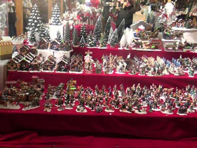 ９日目。今日でドイツとはお別れです。朝、１０時出発なので時間があります。フロントでスーパーの位置とメッセへの道を聞くと、歩いて１０分くらいとのこと。ホテルの前にはトラムも走っています。トラムにも乗りたいと思い、７時３０分にホテルを出発。しばらく歩くとスーパーがありました。アルトビールが欲しくて探したのですが、残念ながらありませんでした。仕方がないので、とりあえず売っていたビールをゲット。トラムの沿って歩き、フロントで聞いた go leftを思い出し・・・でもなぜか右に行ってしまいました。途中、道を聞くと、　over there　と向かっている方向とは反対の方向を指差します。変だなぁ、と思いながら・・・あっ、左に行かなければ行けなかったんだ！とやっとここで気がつきました(^^:)メッセにやっと到着。ここはホテル前を走っているトラムの駅とＵバーンの駅がありました。Ｕバーンにも乗ってみたいと思い、地下に降りていくと券売機があります。ここで切符を買うわけですが、買い方がわからない。何人かの人が切符を買っているのを見ていたのですが、行き先ボタンを押して、カードを入れている。券売機を操作してみる。行き先ボタンが沢山あり、唯一読めたairportと書かれたボタンを押すと小銭を入れる窓が開きます。その他の行き先では開きません。言語を英語に変更したら、セキュリティのため、２４時間カメラで監視しています、とのメッセージが。怪しい日本人が券売機を色々と操作しまくっている姿がきっと今でも残っているんでしょうね。結局は切符が買えず、Ｕバ−ン乗車はかないませんでした。地上に上がり、それではトラムの切符をと思い駅に行くと、Ｕバーンと同じ券売機があります。それでトラムもあきらめて歩いてホテルまで戻りました。(^^:)<br />帰りの飛行機は時間通り、フランクフルト空港を出発。時間通り成田へ。トラブルもあったけれどドイツを満喫できた旅でした。