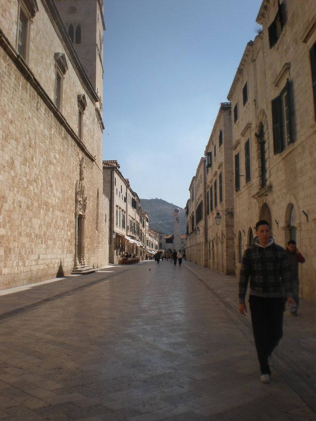 有名なプラツァ通りです。<br />思ったよりこじんまりしてます。<br />おみやげ屋さんが並んでいます。<br />日本のお店のように、明るく電気がついてたり、<br />目立つ看板はなく、<br />「これ、本当に開いているのかな？」と思ってしまうことが多いですが、<br />多くのお店はちゃんと開いてました。<br />店員さん親切です。<br />夕方にしまってしまうお店が多いので、注意！<br />Exchangeのサインがあるところで、日本円やユーロなどをクーナに変えられます。