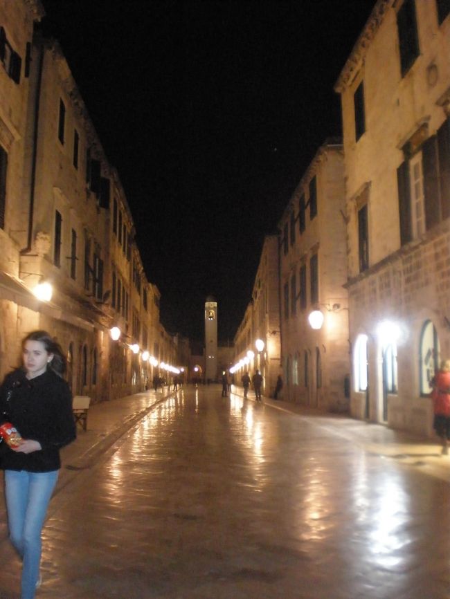 夜のプラツァ通り、すっごく綺麗です〜