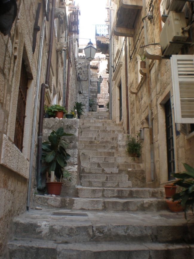 プラツァ通り以外の多くの道は、こんな狭くて急な階段です。<br />最初は、「地図上で道があるはずなのにどうして階段ばっかり？？」<br />と思ったのですが、これが道なんです。<br /><br />日本の階段よりキツいです。<br />おみやげ屋さんやレストランなどが並んでいますが、<br />どんどん進んでいくと民家が現れてきます。<br />探検楽しいです。<br /><br />夜になるとちょっと怖いかもしれないので、<br />昼間に探検されると良いとおもいます。<br />