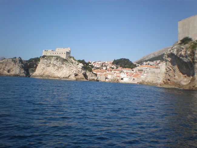 旧港からボートにのって、ロクルム島を回って帰ってくる40分ほどのクルーズに参加しました。<br />お客さんが私達二人だけでとても贅沢な気分が味わえました。<br /><br />シーズンオフなので、いつ受け付けがあるかわかりませんが、<br />とても楽しいので、是非旧港へ行って様子を見てみてください。<br /><br />ボートの運転手さんたちは、旧港に面したレストランでくつろいでました。（笑