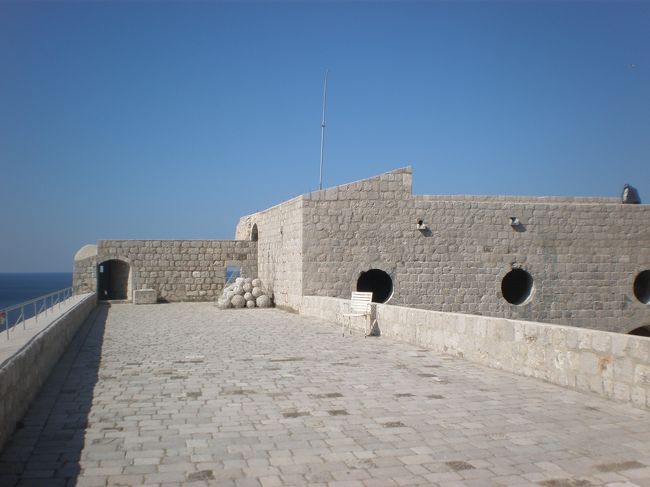 ロヴリイェナツ要塞のかなり上の方に昇ってとった写真。<br /><br />ここに入った時、入場料があるはずなのに誰もおらず、<br />進もうかなと思っていたら、<br />上にいるお兄さんから「ハロー、チケットもってる？」と聞かれ、<br />持ってないですと答えたら、降りてきてチケットを売ってくれました。<br />結構適当です。<br /><br />他の博物館でも、入り口が閉まっていて、入れないかなと思っていたら、<br />近くの人が「今から開けるわ〜」という感じで開けてくれたこともありました。<br /><br />また、私たちは国際学生証を持っていない学生で、<br />博物館や美術館に入る前にそれを伝えると、<br />毎回「OK。信用するよ。」という感じで、学生料金にしてくれました。<br />良かったです。