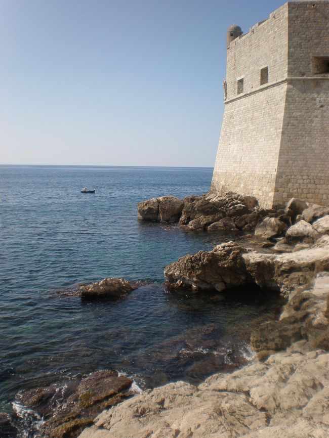 旧港のあたりを散歩していると、<br />海辺の岩場に登れる道を発見！<br />ちょっと危ないけどすごく綺麗な景色が楽しめます。<br />イチャイチャしてるカップルがいるかも…（笑