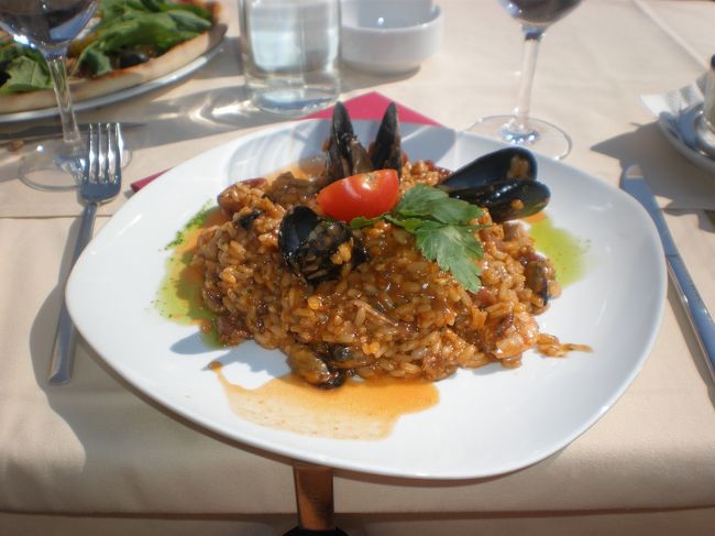 ここの食べ物はどれも美味しい！<br />味付けは、日本人好みだと思います。<br />シーフードが特にいいです。<br />1500円ぐらいでメイン＋サラダ＋パンが食べれます。<br />店員さんの対応も良いし、この時期は料理が出てくる早さも普通。<br />結構量は多いのに全部食べてしまうのが不思議でした。<br />左の写真はリゾット。<br />ピレ門の近くのレストランで食べました。