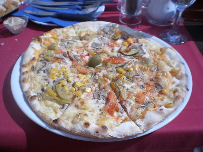 これはベジタリアンピザなのですがボリューム十分。<br />チーズが大量に乗ってるのでベジタリアンじゃないですけど。。<br />