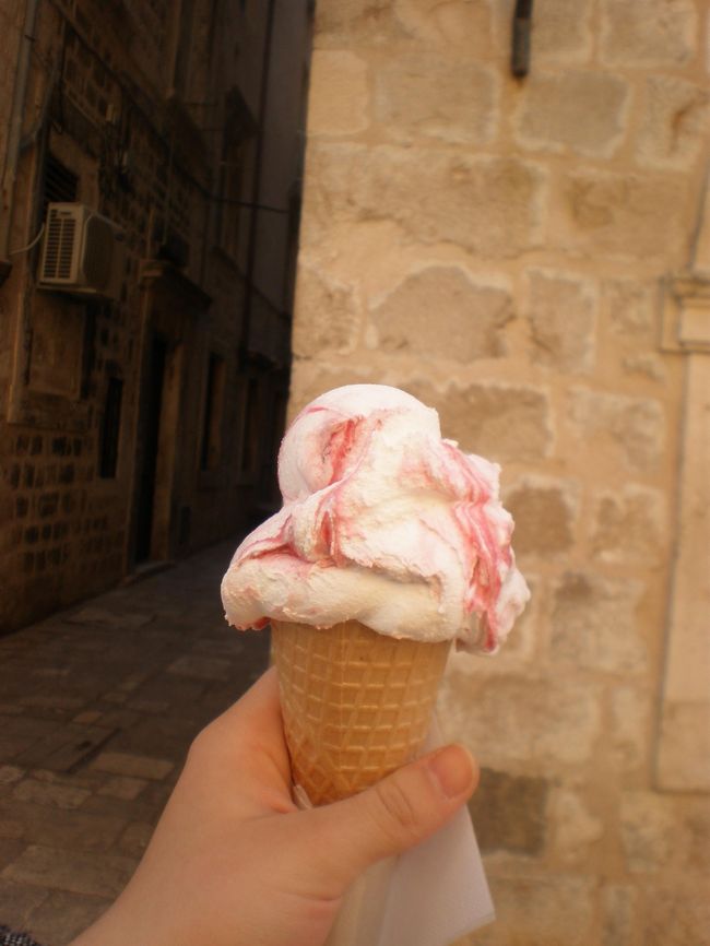 プラツァ通り沿いのジェラート屋さんで買いました。<br />アイスよりさっぱりしてて、美味しいです。<br />日本にも広まって欲しいです…<br /><br />この時期は夕方冷えこんでしまうので、<br />暖かいうちに食べましょう♪