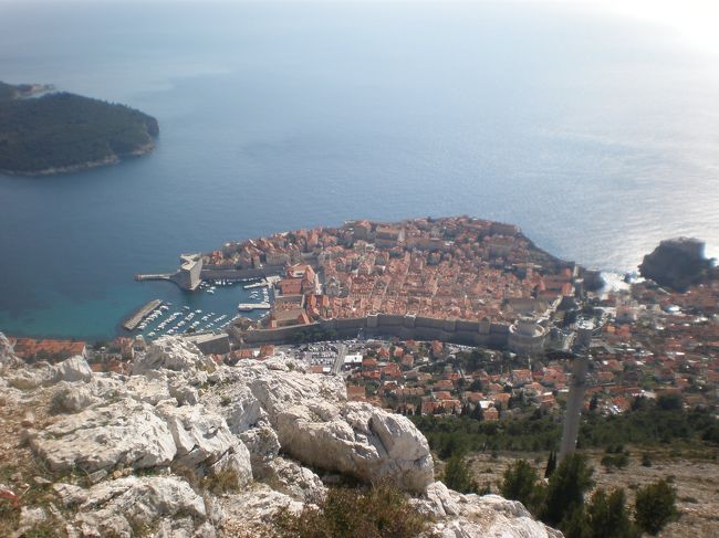 ロープウェーで登ったスルジ山からの写真です。<br />プロチェ門近くの乗り場まで行くのにも結構疲れます。（笑<br />ロープウェーはバスと違ってきっかり時間通りに動きます。<br /><br />自分で歩いて登ると、途中の風景が楽しめてなお良いかもしれません。<br /><br />頂上には小さなおみやげ屋さんやカフェもあります。<br />トイレも借りられます。<br />