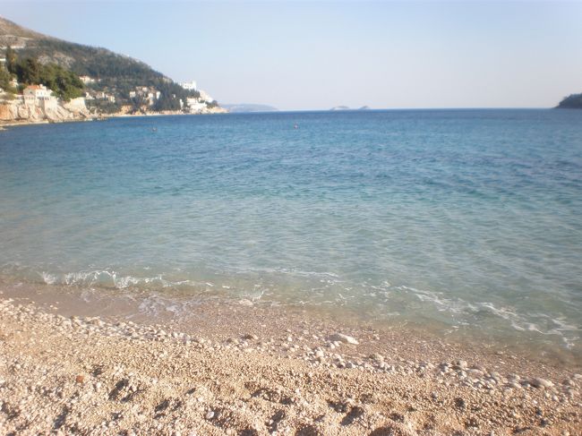近くのバニェビーチです。<br />駐車場らしきスペースの奥に、ここに降りる階段があります。<br />砂浜でなく、白くて丸い石がゴロゴロしてて、これもまた綺麗です。<br />旧市街の入江とはまた違った海の色でした。