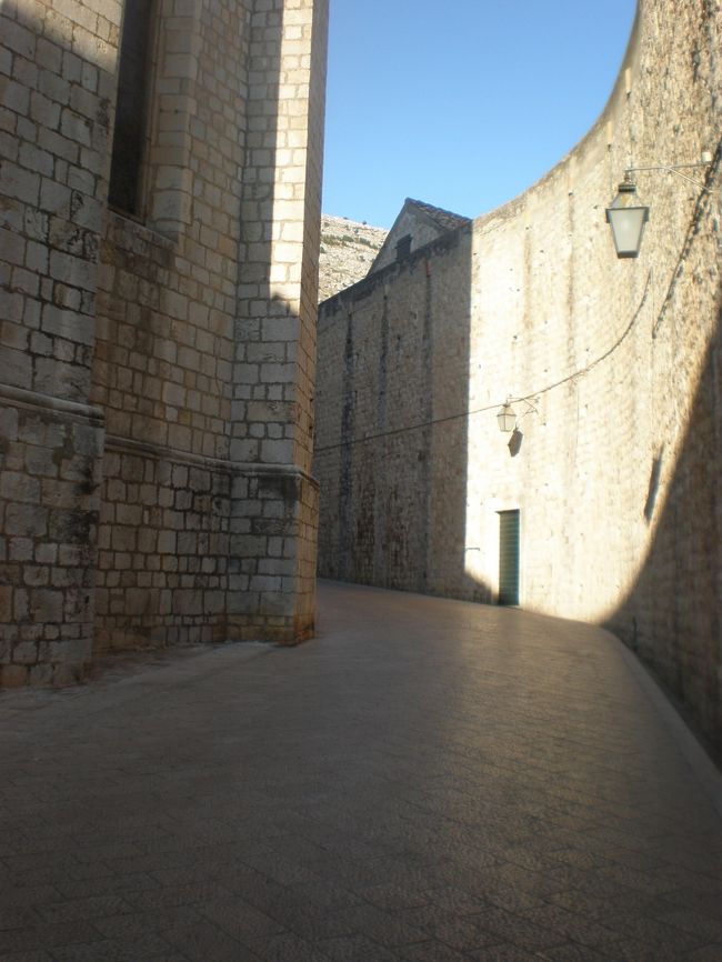 プロチェ門から旧市街に入るとこんな道があります。<br />高い塀に囲まれた不思議な空間で楽しいです。