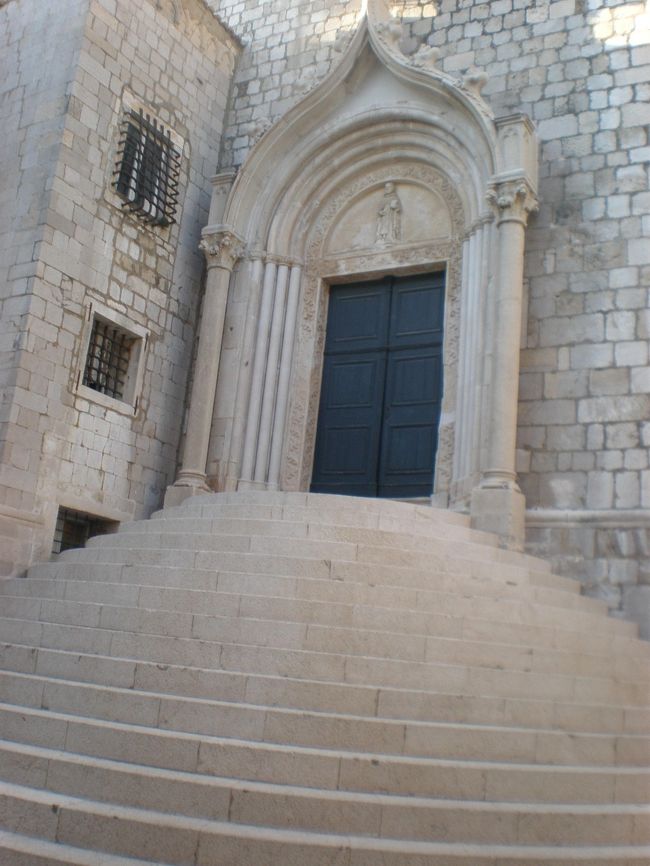 プロチェ門の近くにあった面白い入り口の教会。<br />入れませんでしたが、気になります。<br /><br />旧市街には沢山教会があって、<br />それぞれ時代や宗派が違って面白いです。<br />一番印象的だったのは聖イグナチオ教会。<br />端っこの、とっても高い所にあってたどりつくまでが大変ですが、<br />とってもゴージャスなフレスコ画があります。<br /><br />教会に入れる時間はガイドブックに書いてある通りとは限らず、<br />平日の昼間でも閉まっていたり開いていたりするので、<br />行きたい思うところは空いているうちに入ってしまうことをおすすめします。