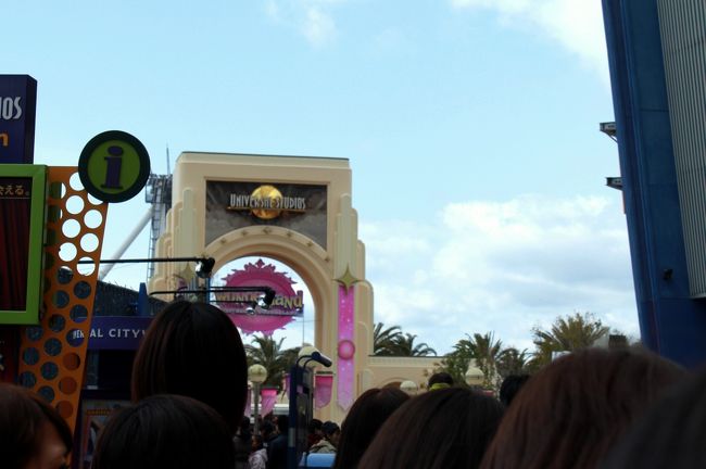 <br />気持ちは逸（はや）るのですが…<br /><br /><br />ナント！　この日はユニバーサル・スタジオに入場する為の<br /><br />長蛇の列が出来ていました。。。<br /><br /><br /><br />