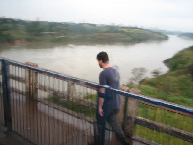 シウターデルエステより、プエルト・イグアスへ<br />バスに乗り戻ることとします。<br /><br />こちらは、パラグアイとブラジルの間の国境の橋。<br />こうやって手ぶらで地元民が国境の間を行き来しているのです。