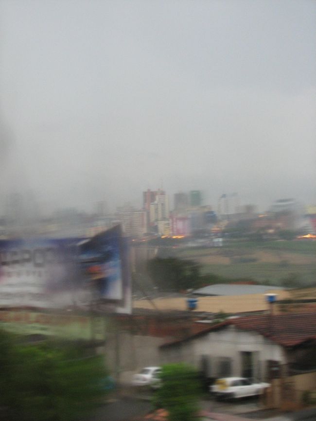 ブラジル側のバス車内からみた、シウターデルエステ。<br /><br />ところで、パラグアイ・ブラジルの国境を越えた<br />ブラジル国内で、バスがなんとスクーターを轢いてしまったのです！<br /><br />ここでいったん乗客は車外に出されたため、<br />ブラジルビザを持っていなかった私も<br />ブラジルの土を踏むことができたのですが…<br /><br />なんともひやりとした出来事でした。<br /><br /><br />ひやりとした出来事はまだ続きます。