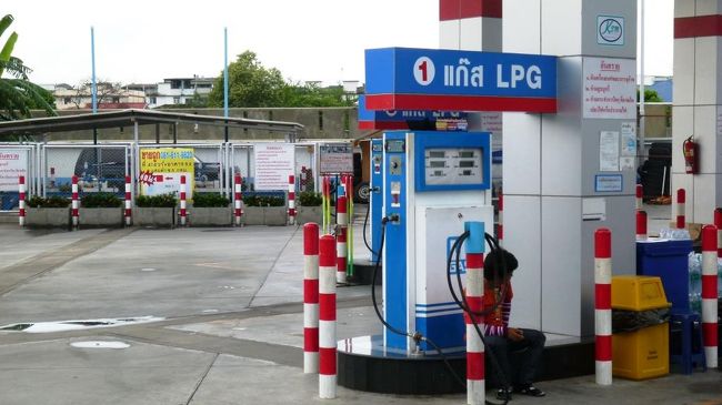 スピードに慣れた頃になぜか休憩。そうです、必ずガソリン給油をするので短時間ですが休憩します。すぐに出発する場合とトイレ休憩できる時間を作ってくれる場合があるのですが、運転手次第のようです。