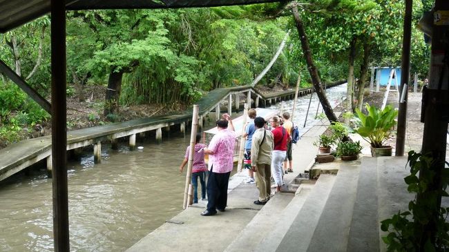 ここから出発します。他のお客さんも順番待ちをしています。