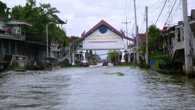 10分くらい揺られていると何だか建物を発見。「WELCOME TO FLOATING MARKET」と書いてあり、ダムヌンにやって来た実感が湧く。