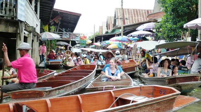 船上ルールも何のその、船がアチコチにぶつかったり、船頭さんが他の船を押したり、モーターが後ろの船に当たったりと写真では想像できない状態が続き(音が無いのが残念)、何とか渋滞を抜けたときには、私も船頭さんも疲れてしまいました。(これでは時間が読めません)