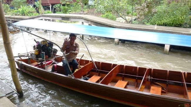 お世話になった船頭さんに手を振ってお別れ。船頭さんも元気を取り戻しました。さて、帰りはどうやって帰るかなぁ・・・。