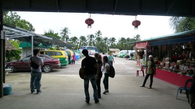 乗り場を背にして、ひとまず駐車場へ向かう。帰りのロトゥー乗り場を探しに行くが・・・。