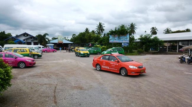 ロトゥー乗り場はここには無いらしいことがわかった。因みに、このタクシーは、ここまで乗り付けたお客さんが、戻ってくるのを待っているため、フリーの客は取っていないようだ。