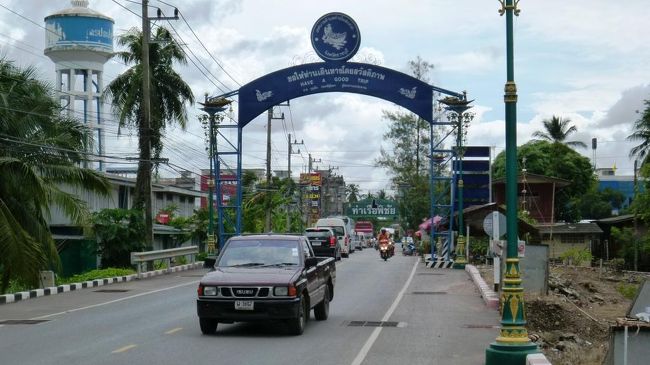 「HAVE A GOOD TRIP」ナイスな看板を発見。帰りの車の交通量も多い。ひとまず、後をつけてみる。