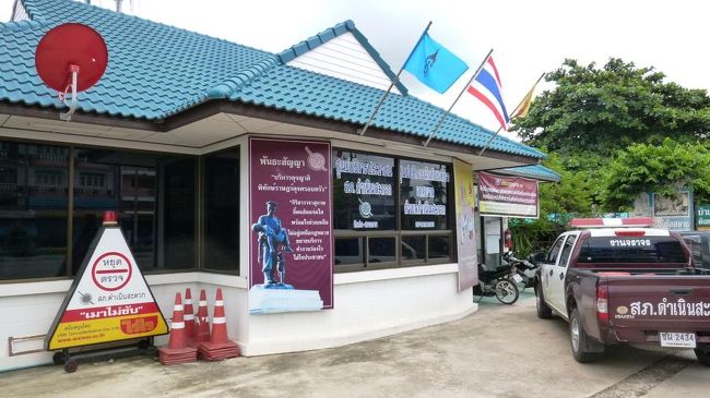 車の後を追っかけると大通りにぶつかる。左折後、ちょっと進むと警察署を発見。万国共通、道に迷ったら警察に聞いてみよう。