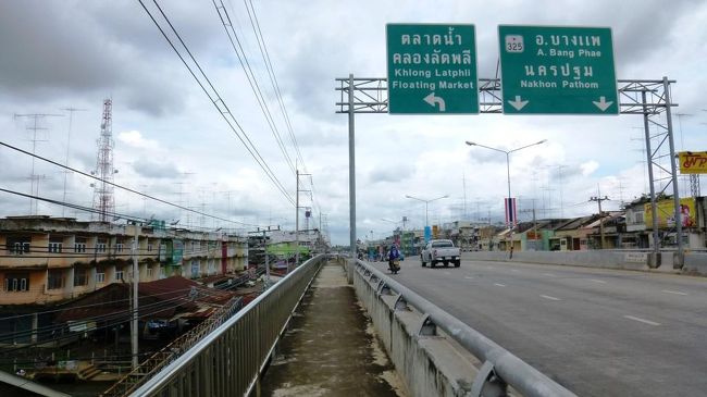 階段を降りてひたすら進みます。