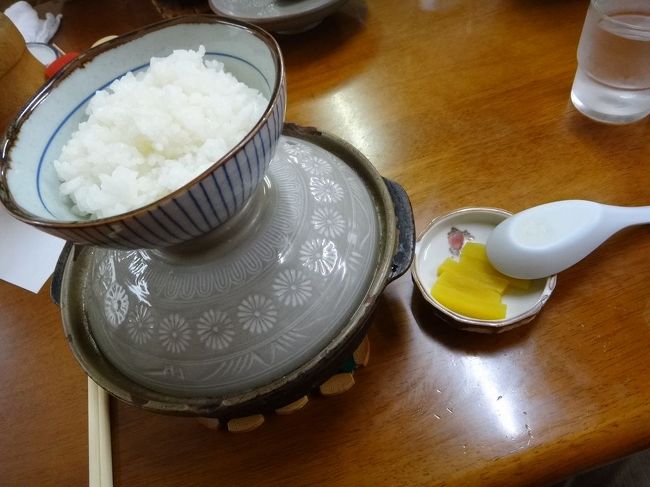 さらに店内で30分・・・<br />人気店は忍耐が必要ですねぇ・・・<br /><br />鍋焼きラーメン（普通）と小ライス<br />実は、名物とは聞いていたのですが<br />ラーメンどんぶりを鍋焼きにした位に思ってました。<br />ところが・・・