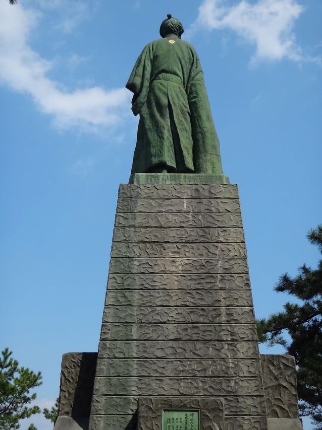 【桂浜】<br /><br />後姿も凛凛しい坂本龍馬像