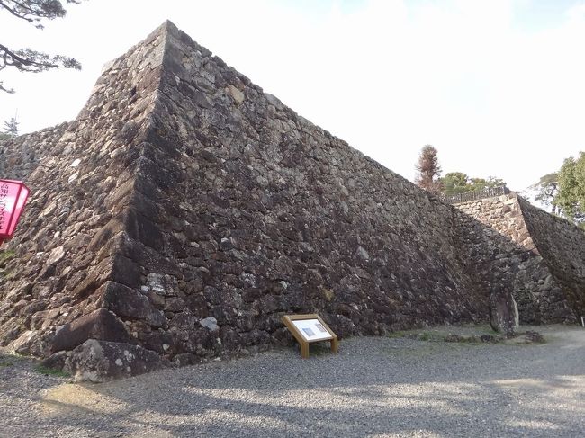 【高知城】<br /><br />石垣もなかなか立派です