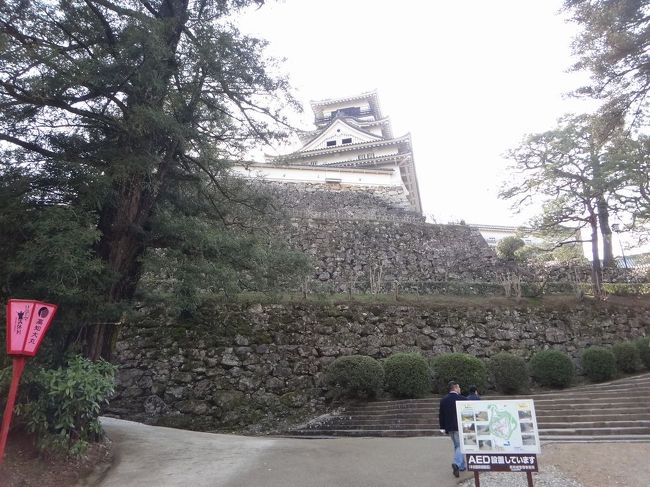 【高知城】<br /><br />天守閣までは結構上りそうです・・・