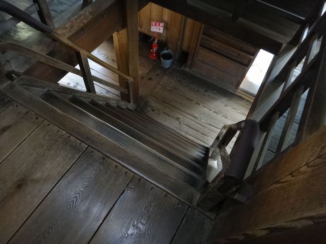 【高知城】<br /><br />江戸時代再建だけあって<br />階段がとにかく「急」です。<br />帰路はこわごわ・・・