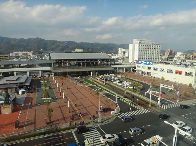 窓から高知駅一望<br /><br />ホームのアンパンマンマーチも<br />聞こえてきそう・・・<br />（窓を開ければほんとに聞こえます）<br />