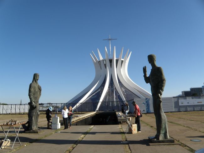 次はブラジリアのシンボルとも言えるカテドラル・メトロポリターナの観光です。 このとても教会には見えないこのモダンな建物。教会といわれてこれを設計できるって言うのが、ある意味非凡なんだろうね。<br />ちなみに件のＯさんはこれを一番見たかったんだそうで、がぶりつき状態でした（笑）。こんなラッキー、そうそうないよね。 いいな～。