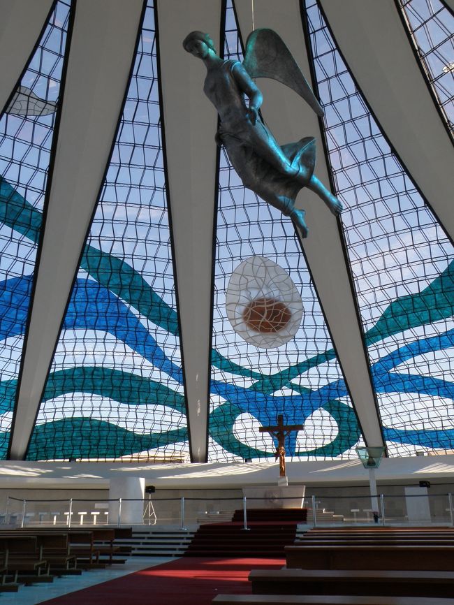 中に入ると青いガラスから光が射して、とっても幻想的！外から見ると教会っぽくないのに、中はやっぱり教会なんですよね。<br />