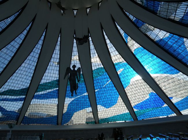 天井から下がってる天使像も素敵だったし、ピエタもあったし。正面に不釣合いな卵のステンドグラスがあったんだけど、あれは復活と再生を意味してるんでしょうね。<br />