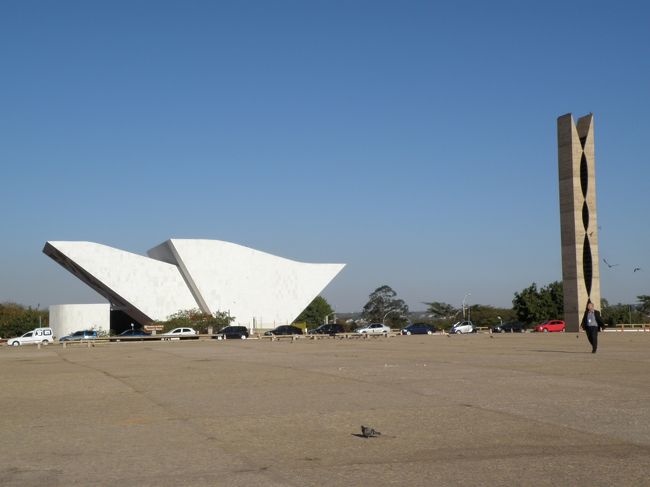 カテドラル・メトロポリターナを後にして、次は政治の中心。三権広場へ。 三方を国会議事堂、最高裁判所、大統領府に囲まれてるからそう呼ばれてるそうです。<br />この広場には面白いオブジェがいっぱい建ってて、面白かった。 <br /><br /><br />