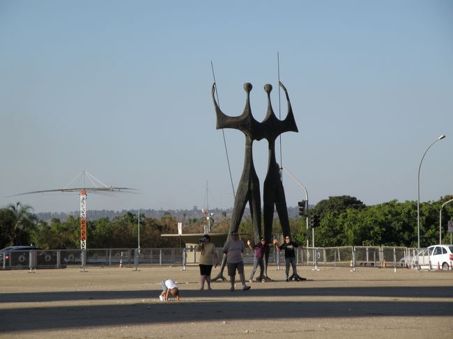 これはオブジェの一つ、労働戦士の像。なんか可愛い像だよね～♪<br />ブラジリアの建築に従事した労働者たちへの感謝の印で建てたそうです。外人さんが同じカッコで写真取ってたけど、 気持ちは分かるわ。