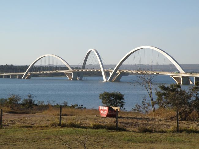 この後は、バスで少し走って国際的な賞を取ったと言う橋を見に行きました。なんか、大またで川を渡ってるような不思議な橋ですね。<br /><br />