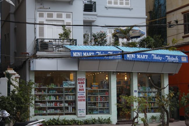 ホテルから左手に進むとスーパーがありました。