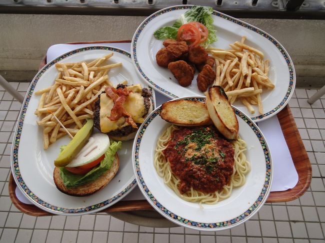 ランチは、ルームサービスをバルコニーでいただくことに<br /><br />・マリオットバーガー　13$<br />キッズメニューより<br />・クリスピーチキン　5$<br />・スパゲティボロネーゼ　5$<br /><br />マリオットバーガーは前日のミニバーガーと味はほぼかわりませんが<br />サイズとトッピング（オニオン・トマト）がプラスされてます。<br />ミニバーガーの5$ってホントお得だと思います！！<br />パスタもキッズ用とはいえ日本の1人前くらいはありそうです。<br />クリスピーチキンはビールのいいおつまみになりました〜　<br /><br />注文の時に『キッズ用か？』と確認されたので<br />お子さんがいないと注文できないのかも？？（未確認です）