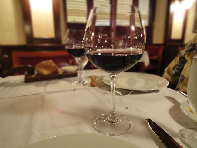 ディナーはマンハッタンステーキハウスです。<br />この日は10回目の結婚記念日だったので、事前にホテルから予約を入れてもらっていました。<br /><br />リクエストに景色のいい席を。<br />と頼んでいましたが、このお店は建物の奥なので<br />景色がいい席はないとの回答でした。<br />でもいい席を準備するよ！と返答いただいてましたが<br />行ってみると、入り口から一番近い席でがっかり…<br /><br />おそらく子供連れは一番入り口から近い一角になるようです。<br />他のお子さん連れもここに案内されていました。<br /><br />