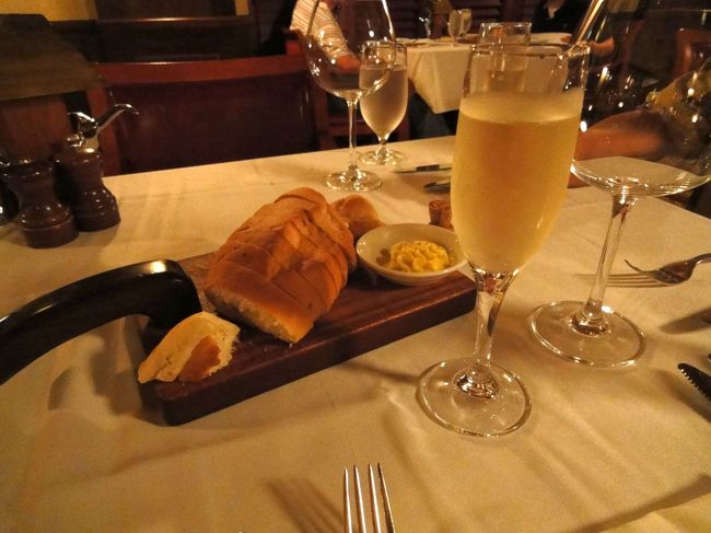 結婚記念日だったので、シャンパンをボトルで。<br />日本語のメニューが用意されていたのでわかりやすかったですが<br />どうも英語メニューとはラインナップが違うようで<br />お店の前に置いてあるメニューとは違いました。<br /><br />シャンパンは甘くて飲みやすくてあっという間にあけてしまいました…<br />もっと冷えててもよかったかなぁ。