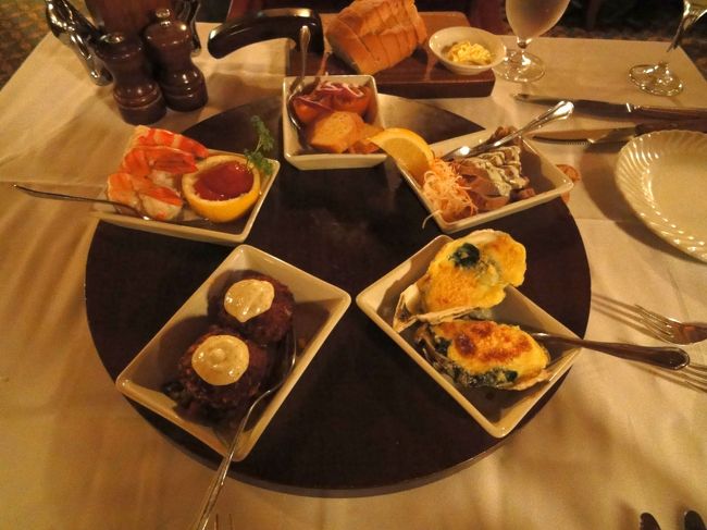 前菜はシーフードマーケット（2人前）<br />カキのグラタン<br />カニのフライ？？<br />シュリンプカクテル<br />スモークサーモン<br />マグロのたたき<br /><br />どれもおいしく、お酒がすすみました。<br />これはかなりおすすめな前菜です。<br />2人用と4人用がありました。