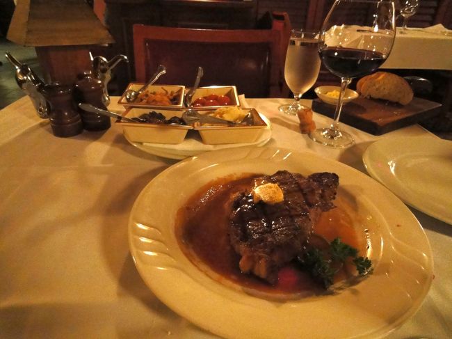 メインはお腹の余裕具合で食事が進んでから注文すると言ったら<br />時間がかかるけどいいか？と言われました。<br />子連れだと時間がかかるのを心配されましたが、うちの子は大人しくしてられたので問題ありませんでした。<br /><br />ステーキはシェアすることに。<br />量的にもシェアでよかったです。<br />一人ずつだったら食べきれませんでした。<br /><br />付け合わせのマッシュルームはしっかり味がついていておつまみに。<br />マッシュポテトはすごく美味しくて娘が気に入った様でいっぱい食べてました。<br /><br />グラスワイン（赤）もお願いしました。<br />なぜかサービスと言っていっぱいついでくれて(笑)<br /><br />うちはソースの味とか特に問題はなかったですが<br />お隣のテーブルのご家族は、しょうゆを持ってきてもらったようです。