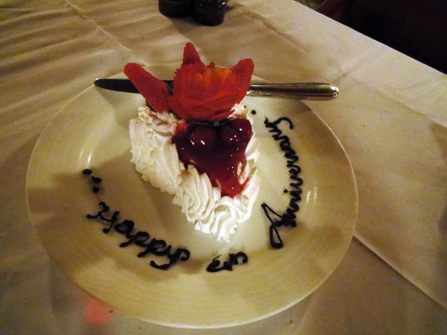 食後にレストランからのプレゼントでアニバーサリーケーキ。<br /><br />イチゴがバラのようにカットされていて素敵でした！！<br />とっても甘くて美味しかった〜<br /><br />気分の良くなったパパはかなりチップをはずんだようでした^^;<br /><br />景色を楽しむことはできませんでしたが<br />素敵な結婚記念日になりました。<br /><br />レストランにいたのは2時間くらいですが<br />娘はパンを食べたり持ってきたベビーフードを食べたり<br />おもちゃで遊んだりと大人しくしててくれました。<br />店員さんもあやしてくれようとしたんですが<br />なぜか目が合うと泣いちゃって…<br />でも最後までゆっくりとした時間を過ごせました。