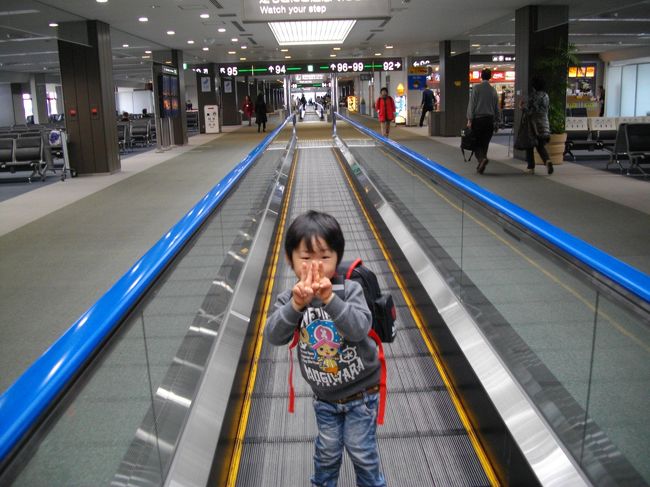 ９７ゲートに向かっています<br /><br />出国のための荷物検査場が、中国の団体さんとかち合ってしまい<br />混雑してました